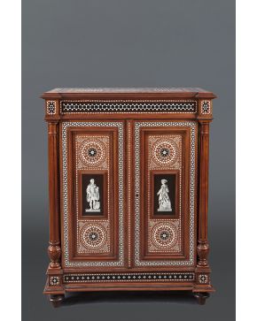 860-Entredós milanés de la segunda mitad del siglo XIX. en nogal con hueso embutido tipo pinyonet siguiendo modelos aragoneses antiguos.
