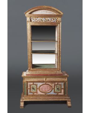 1099-Hornacina adaptada a vitrina. trabajo español del s. XVII en madera tallada. dorada y estofada y policromada. Pie inferior con cajón. decoración de mo