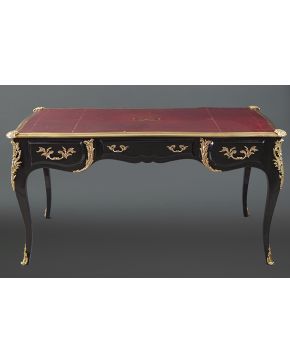 1026-Gran bureau-plat estilo Luis XV. c. 1900. En madera lacada en negro con aplicaciones de bronce dorado. Tapete en cuero rojo. Tres cajones.