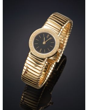 916-BULGARI RELOJ DE PULSERA. CAJA Y BRAZALETE TUBO DE GAS EN ORO AMARILLO DE 18K. MOVIMIENTO SUIZO DE CUARZO. Esfera negra ccon numeración a trazos apl