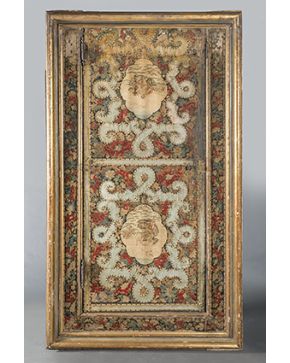 3084-Puerta en madera y tapizado de petit point con aplicaciones en cuero y tachuelas. s. XVII. Con desperfectos. 