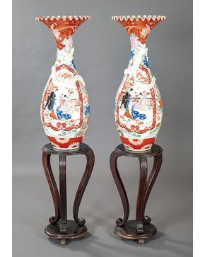 487-Pereja de jarrones japoneses en porcelana policromada con escenas cortesanas y dragón en bulto redondo. FF. s. XIX. Borde ondulado. Uno de ellos lañad