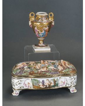 1084-Lote en porcelana formado por copa y cofre.