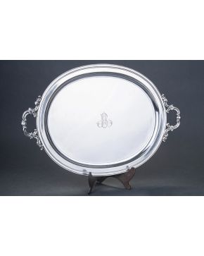 1086-Elegante bandeja oval con asas con decoración de hojas de acanto en plata española punzonada con marcas de Espuñes y Madrid. Villa y Corte. 1897. Inic