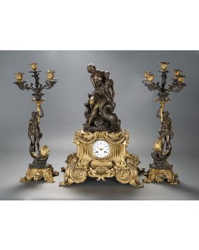 739-Importante reloj de sobremesa con guarnición de candelabros de cinco luces en bronce dorado y pavonado. Francia. segunda mitad s. XIX.