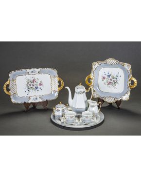 694-Lote en porcelana centroeuropea formado por: Juego de merienda Tu y yo en porcelana de Limoges compuesto por cafetera. lechera. azucarero. dos servi