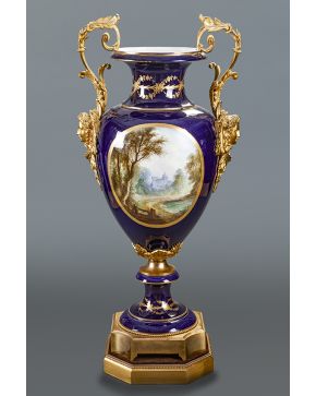 595-Gran jarrón de Sêvres-Patten. Francia c. 1890. 