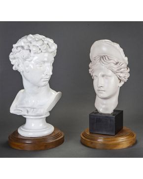 1241-Lote de dos decorativas figuras representando cabezas de porcelana: la masculina copia la de Juliano de Lorenzo de Médicis de Miguel Ángel. la femenin