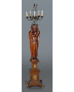 3039-Torchero estilo italiano en madera tallada en su color con candelabro de 5 luces. Fuste a modo de ángel tenante. Desperfectos. 
