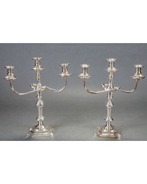 462-Pareja de candelabros en plateado estilo inglés de tres luces convertibles en candelero.