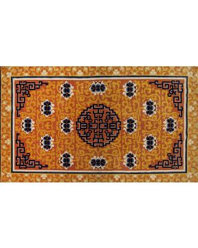 689-Singular alfombra de la Real Fábrica de Tapices. Tejida a mano con nudo español fino. realizada en 1970. De diseño chino. geométrico. sobre campo anar