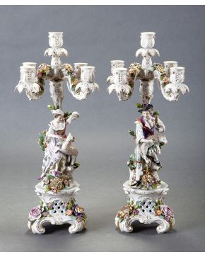 664-Pareja de candelabros en porcelana de cinco luces convertibles en candeleros en porcelana de Viena. s. XIX. Fuste con figuras de figura de pastorcillo