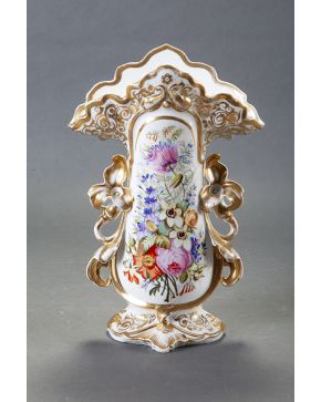 1093-Pareja de jarrones estilo isabelino en porcelana esmaltada con decoración de flores y detalles en dorado. 
