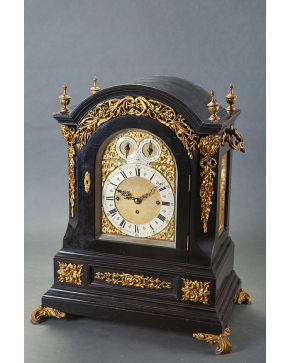 574-Monumental reloj bracket inglés. época Victoriana. en madera tallada y ebonizada con aplicaciones en bronce dorado y placas laterales con decoración e