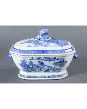 461-Sopera en porcelana china en Compañía de Indias. s. XVIII en porcelana blanca y azul. Con asas con forma de cabeza de animal y decoración de paisajes.