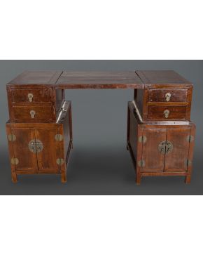 3048-Mesa escritorio china antigua en madera lacada. Desperfectos.