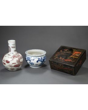 498-Lote de dos piezas en porcelana china. ff. s. XIX- pp. s. XX.