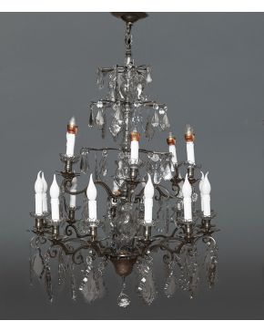 649-Lámpara de techo de 18 luces en dos niveles. Realizada en bronce dorado y cristal moldeado y tallado con platillos y grandes pandelocas.