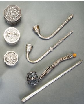 1232-Lote de tres pipas y tres cajitas orientales en plata y plateado.