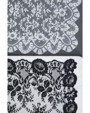 1214-Lote de dos mantillas. blanca y negra. en encaje. Diseño floral. Diferentes medidas.
