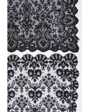 1205-Lote de dos mantillas negras en encaje con diseños florales. Diferentes tamaños. 