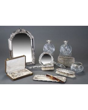 614-Lote en plata formado por: espejo con marco en plata con marcas de Pedro Durán. decoración de flores; y estuche de manicura antiguo en plata de ley 80