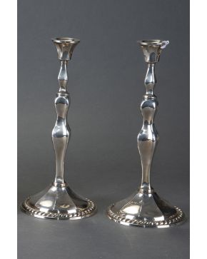 510-Pareja de candeleros en plata española punzonada con marcas de Montejo. Fuste helicoidal y base con decoración de cordón.