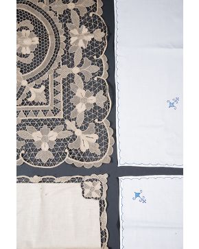 1042-Mantel de encaje en tono arena con 24 servilletas a juego en hilo y bordes con encaje. 