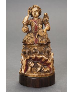 794-Figura de Niño Jesús como Buen pastor domido en cerro. Trabajo indoportugés. s. XVII.