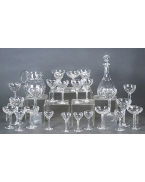 1077-Cristalería belga en vidrio incoloro y facetado compuesta por: 12 copas de agua con marcas de Val Saint Lambert. 11 copas de vino. 12 copas de champag