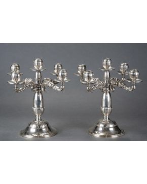 1136-Pareja de candelabros de cinco luces en plata española punzonada. Decoración acalanada y vegetal.