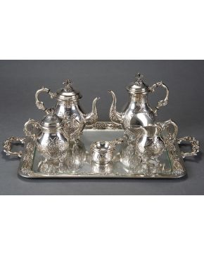 1066-Juego de café y té en plata española punzonada con decoración cincelada de rosas. Sobre bandeja rectangular con asas. Se compone de: cafetera. tetera.