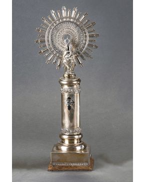857-Virgen del Pilar en plata española española punzonada. sobre base y cuerpo de madera. Algún desperfecto.