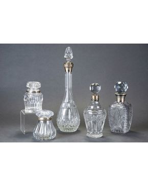 994-Lote en cristal moldeado y tallado formado por: 3 licoreras y 2 botes con tapa. con embocaduras en plata española punzonada.