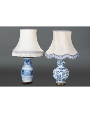 454-Lote en porcelana china azul y blanca formado por dos jarrones adaptados a lámparas de sobremesa. Uno en forma de calabaza con decoraciónde flores y o
