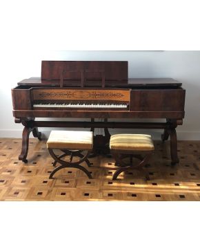 916-Pianoforte de la marca Erard (Sébastien Érard. 1752 - 1831). Bello trabajo de marquetería en la caja. Con inscripción medailles dòr aux expositions d