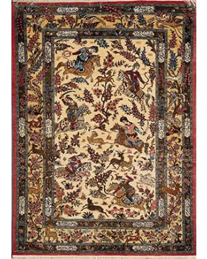 580-Exquisita alfombra en seda Ghoum. Irán. Decoración vegetal con escena de cacería sobre campo beige.