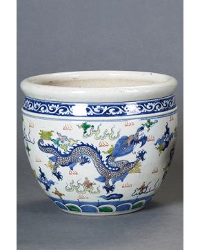 470-Macetero en porcelana china con decoración de dragones en paisaje. Marcas en la base.