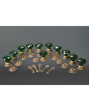1058-Decorativo lote formado por 11 pomos en cristal verde moldeado portugués. ff. s. XIX.