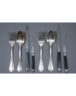 645-Lote de cubiertos formado por 12 tenedores y 12 cuchillos en plata francesa del s. XIX. ley 950. modelo lazo. y 15 cuchillos de mesa y 6 de merienda c