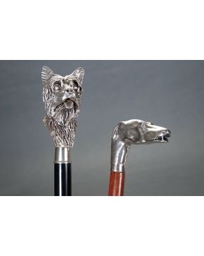 564-Lote de dos bastones con empuñaduras en plata punzonada ley 925 con formas de cabezas de perros. Longitud mayor: 96 cm.