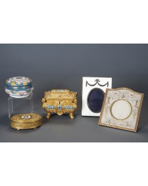 610-Lote de caijta y joyero franceses en bronce dorado y porcelana esmaltada. El joyero con miniatura esmaltada de dama en la tapa. La cajita. circular. e