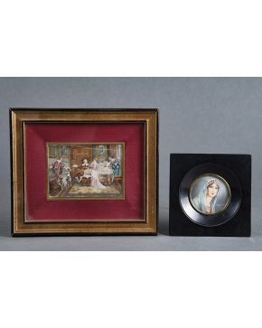 974-Lote de dos miniaturas firmadas pintadas sobre marfil: retrato de dama y escena de historia estilo Luis XIII. Enmarcadas. Medidas mayor: 9.5x12 cm.