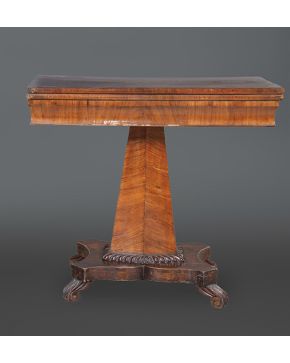 518-Mesa de juego Biedermeier en madera de caoba. s. XIX.