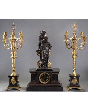 1005-Lote formado por reloj y guarnición de candelabros. Francia c. 1890.