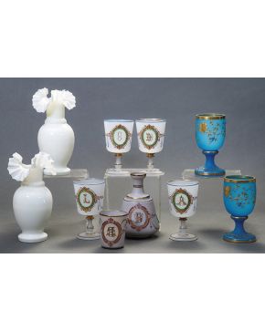 949-Lote en opalina del siglo XIX con decoración esmaltada estilo neoclásico a base de guirnaldas e iniciales. Formado por: licorera. cuatro copas y vaso 