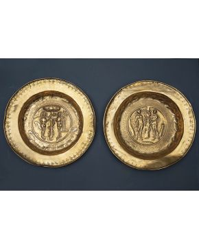 849-Lote de dos platos limosneros en bronce. Talleres de Dinant (Belgica) o Nuremberg (Alemania). s. XV-XVI. Con representación de Adan y Eva. Uno de ello