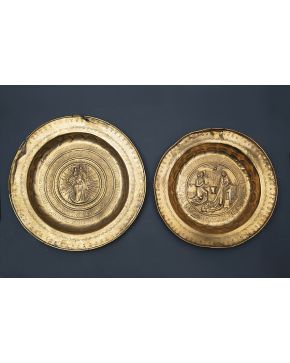 825-Lote de dos platos limosneros en bronce. Talleres de Dinant (Belgica) o Nuremberg (Alemania). s. XV-XVI. Con representación de la Anunciación y Virgen
