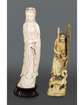 492-Figura de cortesana en marfil tallado con toques de negro. China. principios s. XX.