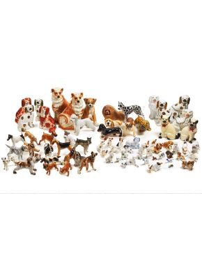18-Lote de 31 perros en miniatura en varios materiales: porcelana. cerámica. etc.
